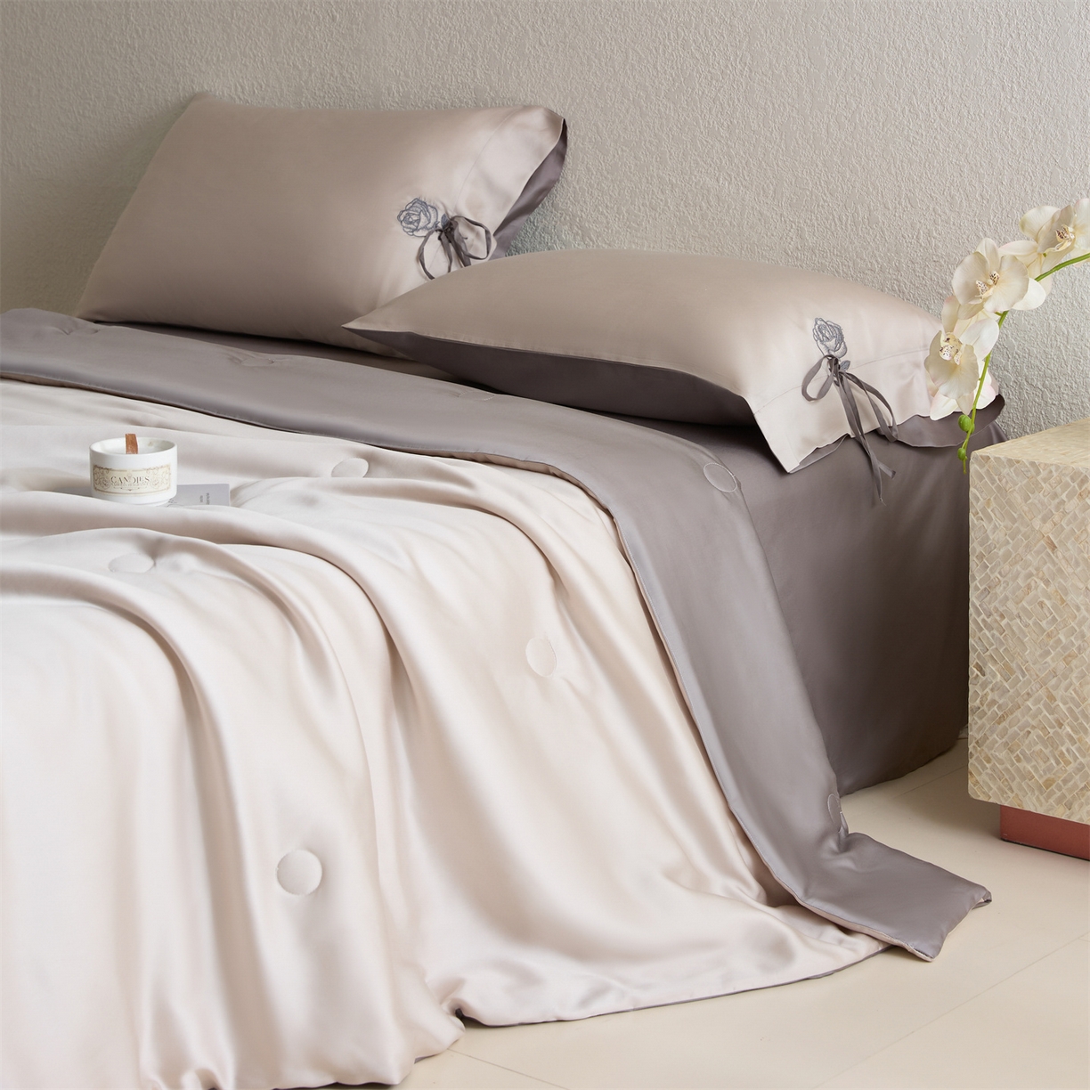 91家纺网 家纺一手货源 找家纺 DC 2026新款A类兰精天丝玫瑰压线抽绳款夏被四件套--日落玫瑰系列 浅茶+经典灰