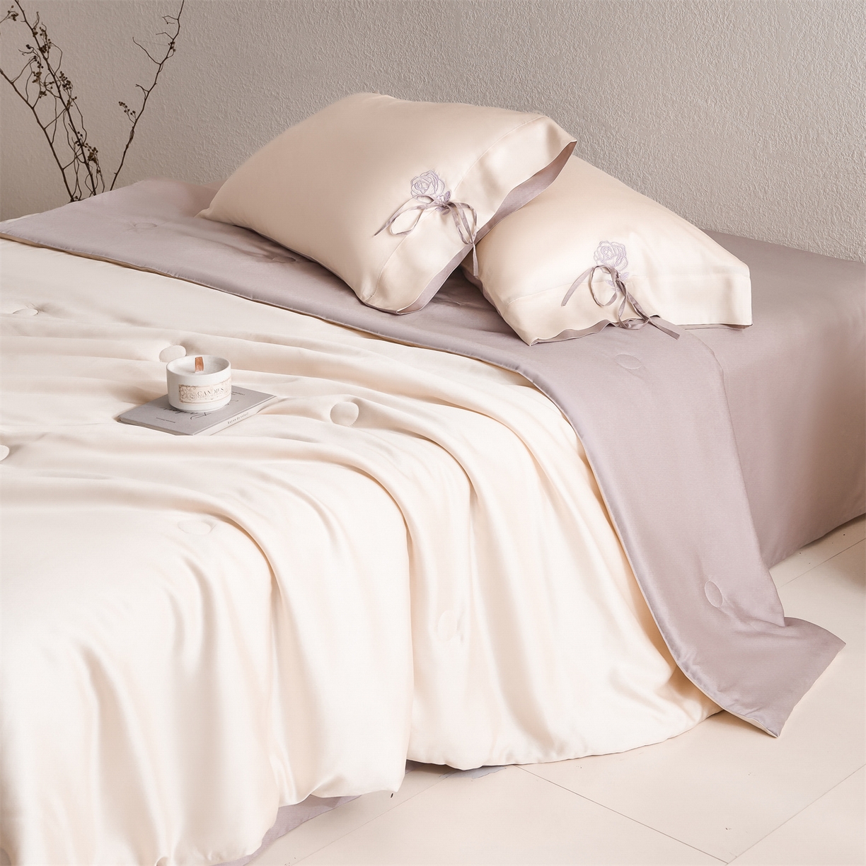 91家纺网 家纺一手货源 找家纺 DC 2026新款A类兰精天丝玫瑰压线抽绳款夏被四件套--日落玫瑰系列 杏白-素粉