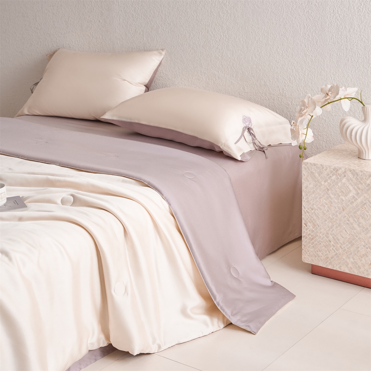 91家纺网 家纺一手货源 找家纺 DC 2026新款A类兰精天丝玫瑰压线抽绳款夏被四件套--日落玫瑰系列 杏白-素粉