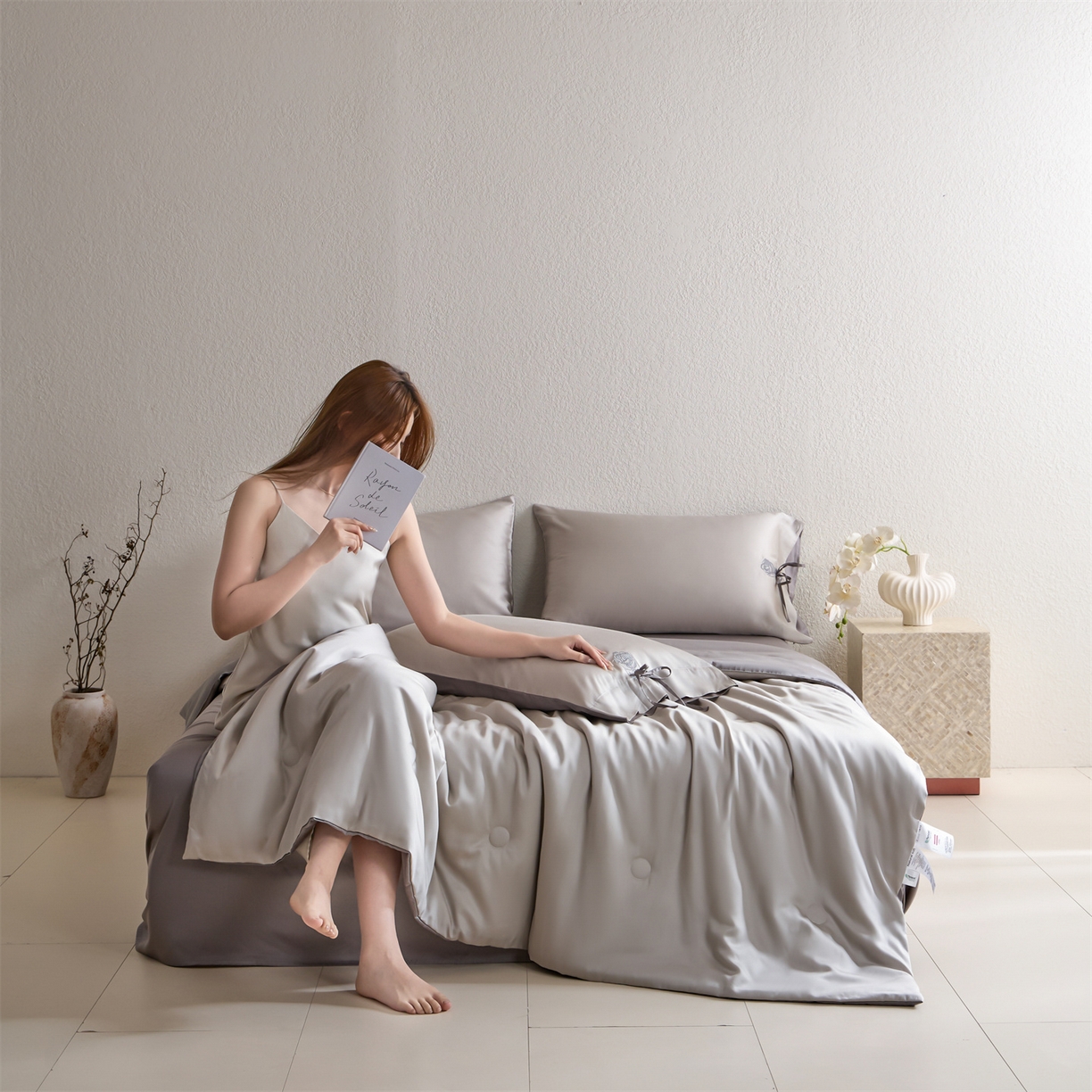 91家纺网 家纺一手货源 找家纺 DC 2026新款A类兰精天丝玫瑰压线抽绳款夏被四件套--日落玫瑰系列 冰川灰+经典灰