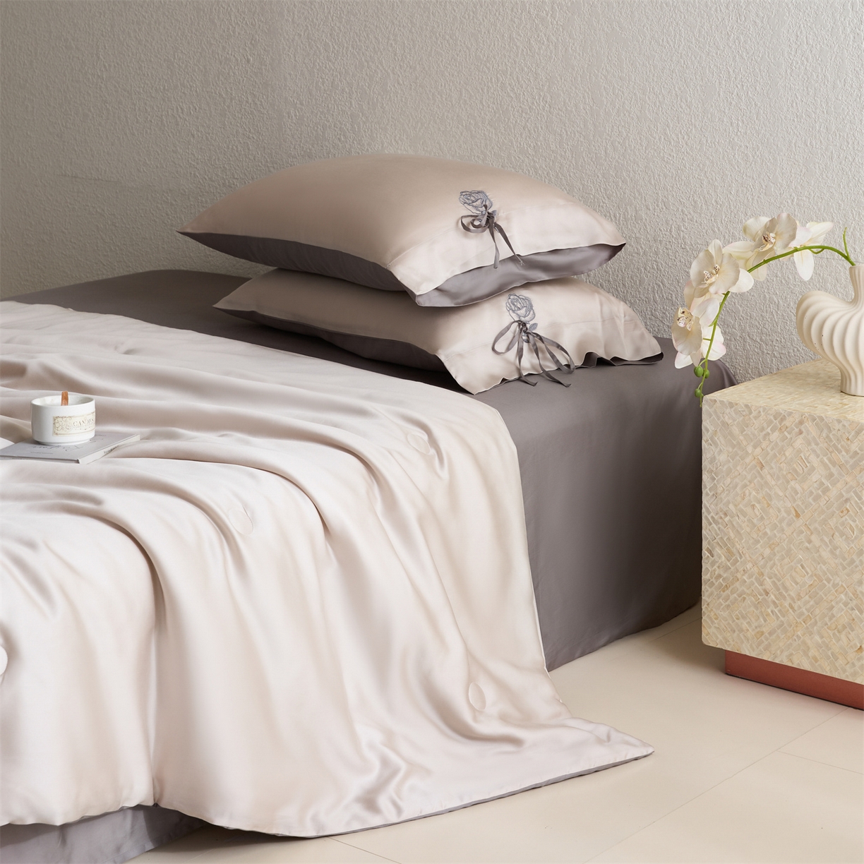 91家纺网 家纺一手货源 找家纺 DC 2026新款A类兰精天丝玫瑰压线抽绳款夏被四件套--日落玫瑰系列 浅茶+经典灰