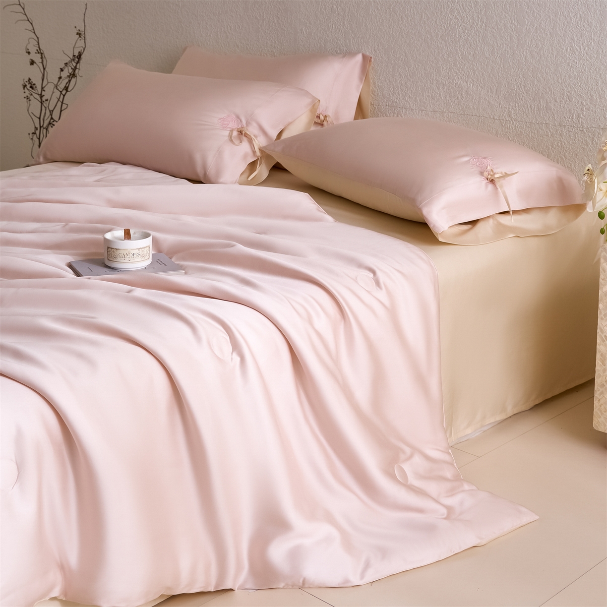 91家纺网 家纺一手货源 找家纺 DC 2026新款A类兰精天丝玫瑰压线抽绳款夏被四件套--日落玫瑰系列 冰雾粉+卡其