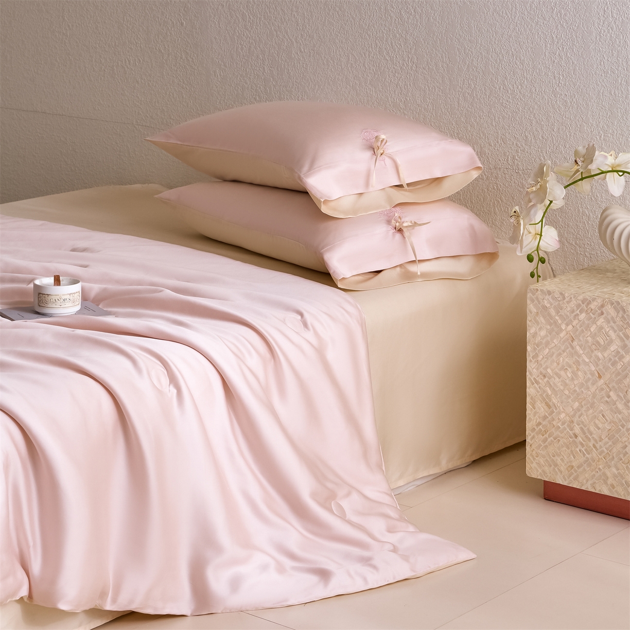 91家纺网 家纺一手货源 找家纺 DC 2026新款A类兰精天丝玫瑰压线抽绳款夏被四件套--日落玫瑰系列 冰雾粉+卡其