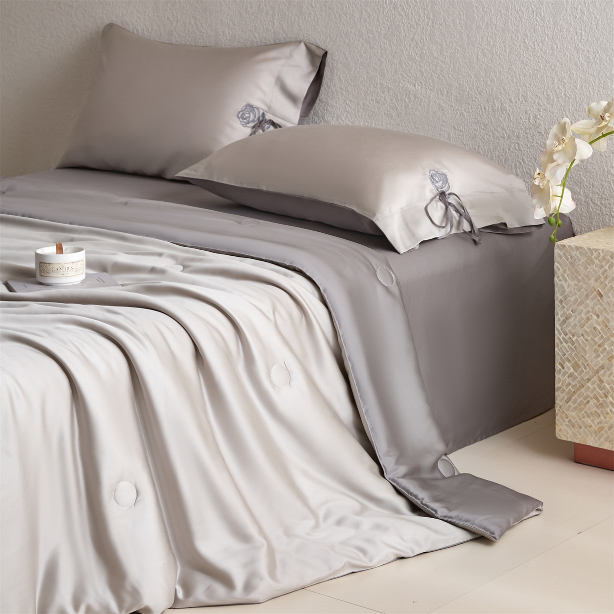 91家纺网 家纺一手货源 找家纺 DC 2026新款A类兰精天丝玫瑰压线抽绳款夏被四件套--日落玫瑰系列 冰川灰+经典灰