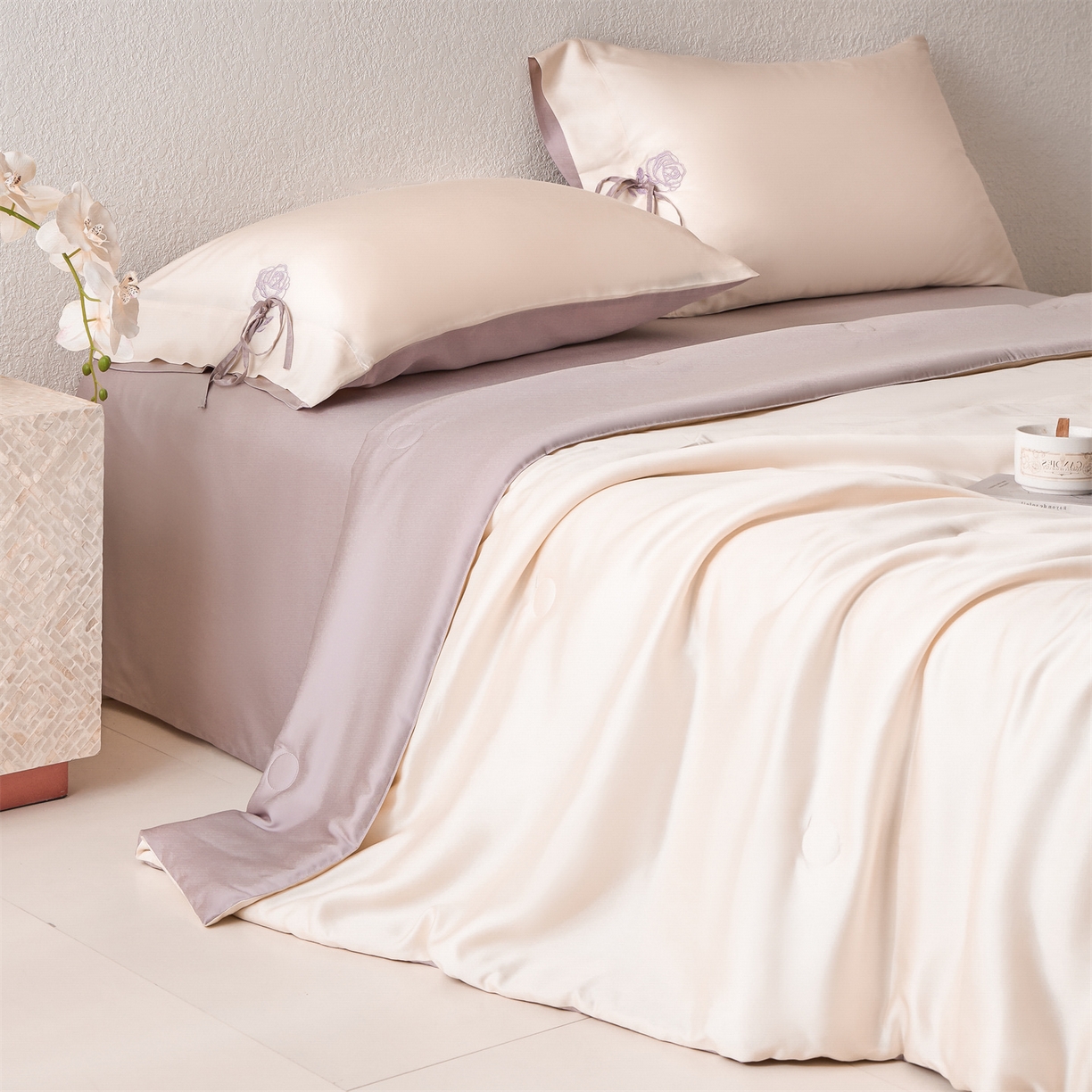 91家纺网 家纺一手货源 找家纺 DC 2026新款A类兰精天丝玫瑰压线抽绳款夏被四件套--日落玫瑰系列 杏白-素粉