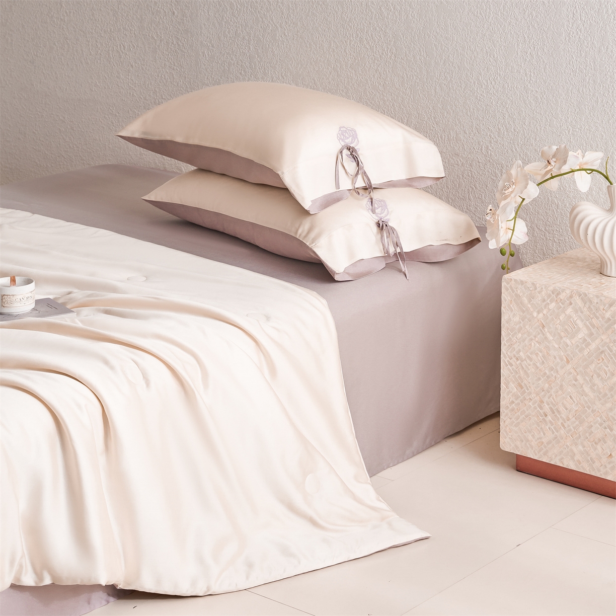 91家纺网 家纺一手货源 找家纺 DC 2026新款A类兰精天丝玫瑰压线抽绳款夏被四件套--日落玫瑰系列 杏白-素粉