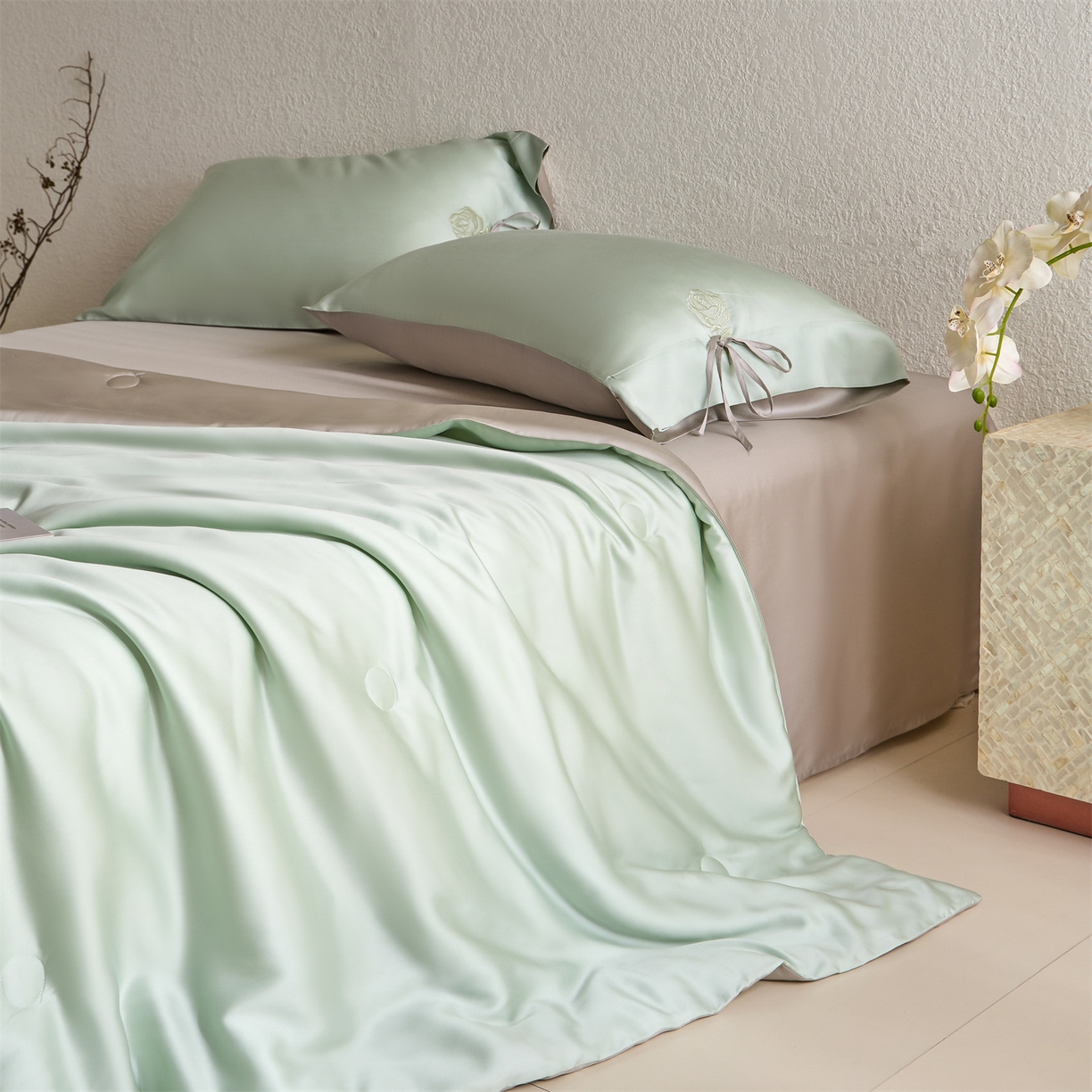 91家纺网 家纺一手货源 找家纺 DC 2026新款A类兰精天丝玫瑰压线抽绳款夏被四件套--日落玫瑰系列 亚丁绿+冰川灰