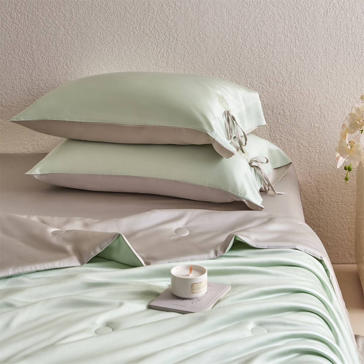 91家纺网 家纺一手货源 找家纺 DC 2026新款A类兰精天丝玫瑰压线抽绳款夏被四件套--日落玫瑰系列 亚丁绿+冰川灰