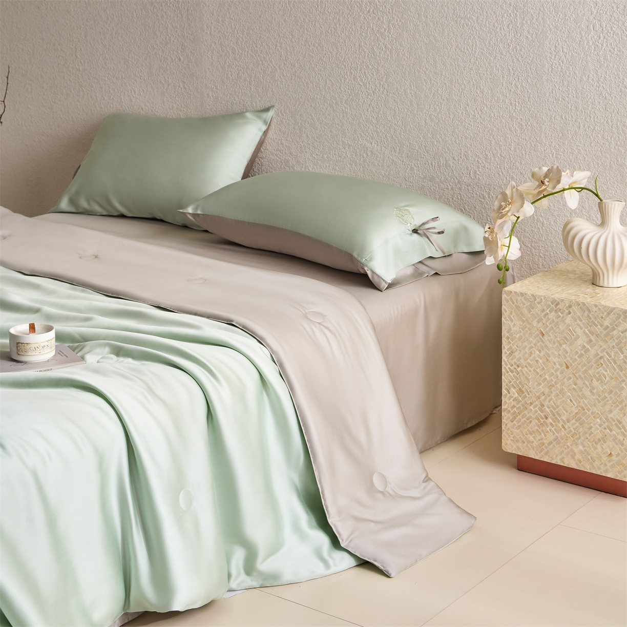 91家纺网 家纺一手货源 找家纺 DC 2026新款A类兰精天丝玫瑰压线抽绳款夏被四件套--日落玫瑰系列 亚丁绿+冰川灰