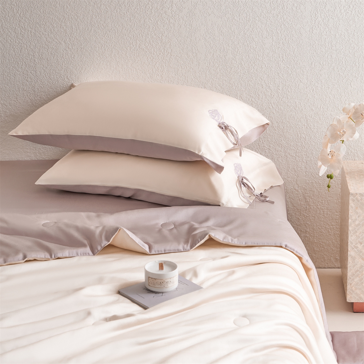 91家纺网 家纺一手货源 找家纺 DC 2026新款A类兰精天丝玫瑰压线抽绳款夏被四件套--日落玫瑰系列 杏白-素粉