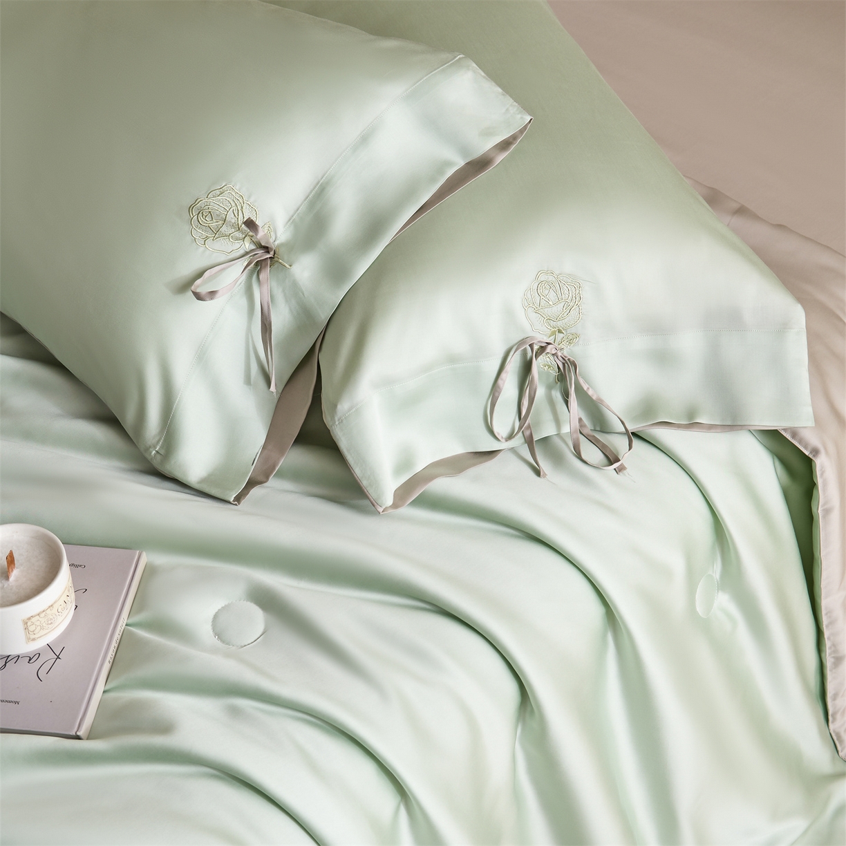 91家纺网 家纺一手货源 找家纺 DC 2026新款A类兰精天丝玫瑰压线抽绳款夏被四件套--日落玫瑰系列 亚丁绿+冰川灰