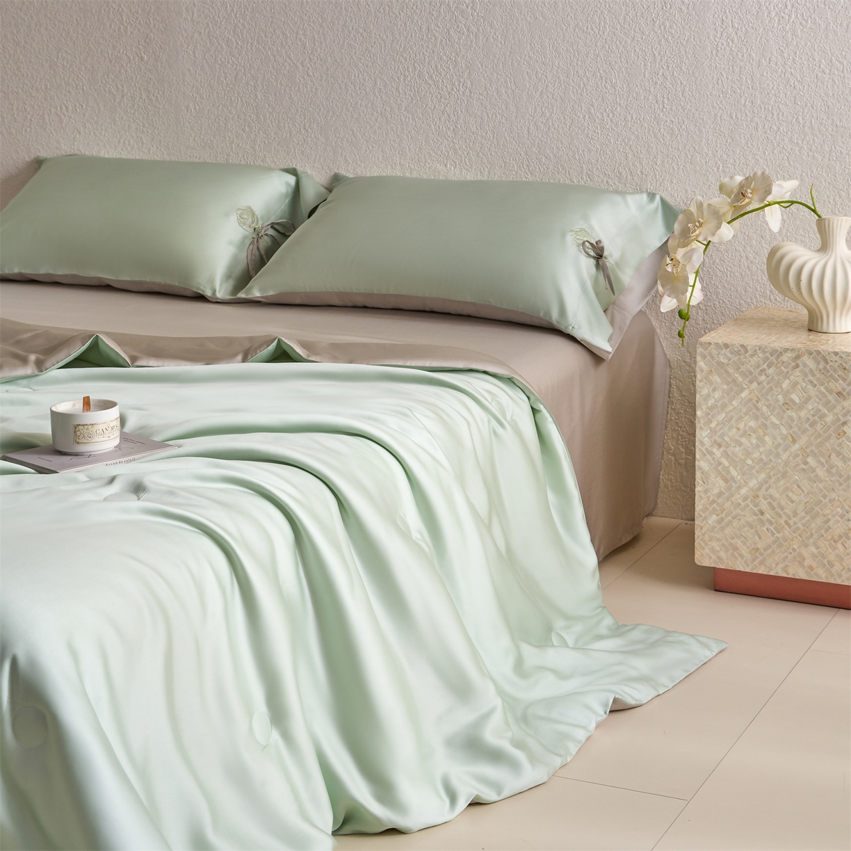 91家纺网 家纺一手货源 找家纺 DC 2026新款A类兰精天丝玫瑰压线抽绳款夏被四件套--日落玫瑰系列 亚丁绿+冰川灰