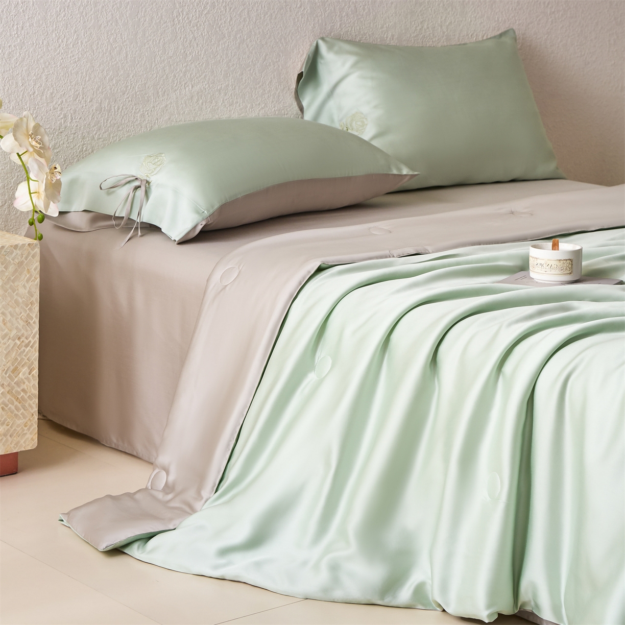 91家纺网 家纺一手货源 找家纺 DC 2026新款A类兰精天丝玫瑰压线抽绳款夏被四件套--日落玫瑰系列 亚丁绿+冰川灰