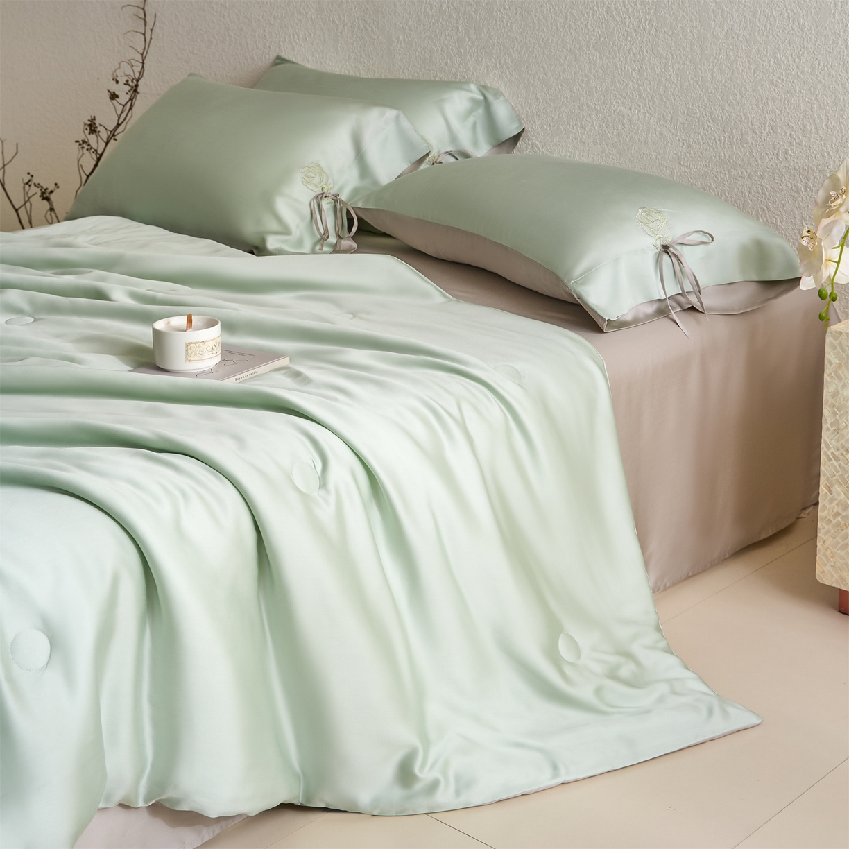 91家纺网 家纺一手货源 找家纺 DC 2026新款A类兰精天丝玫瑰压线抽绳款夏被四件套--日落玫瑰系列 亚丁绿+冰川灰