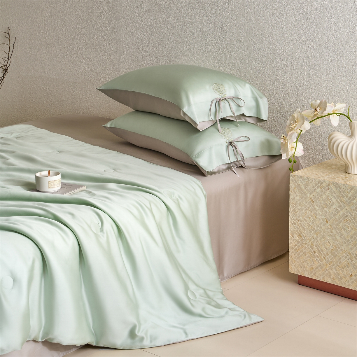 91家纺网 家纺一手货源 找家纺 DC 2026新款A类兰精天丝玫瑰压线抽绳款夏被四件套--日落玫瑰系列 亚丁绿+冰川灰