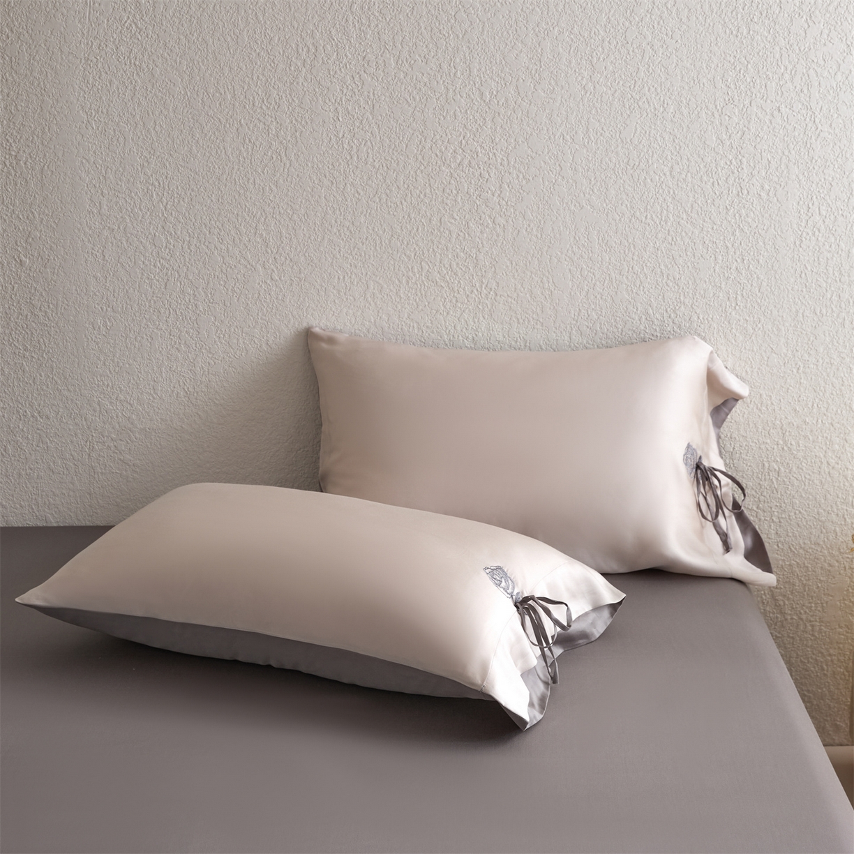 91家纺网 家纺一手货源 找家纺 DC 2026新款A类兰精天丝玫瑰压线抽绳款夏被四件套--日落玫瑰系列 浅茶+经典灰