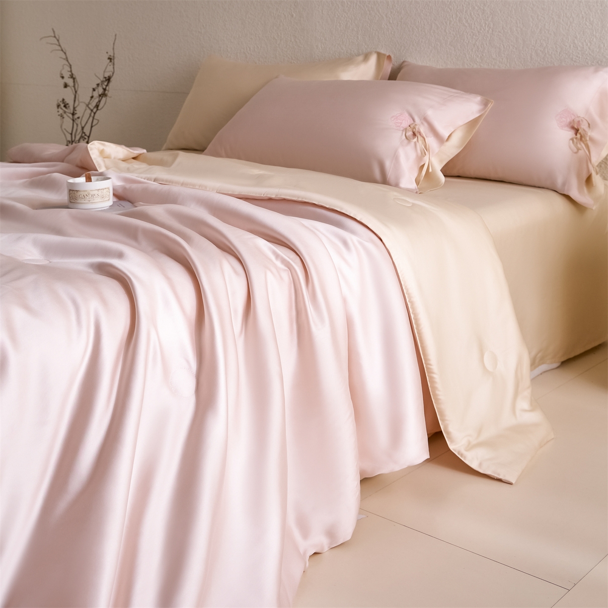 91家纺网 家纺一手货源 找家纺 DC 2026新款A类兰精天丝玫瑰压线抽绳款夏被四件套--日落玫瑰系列 冰雾粉+卡其