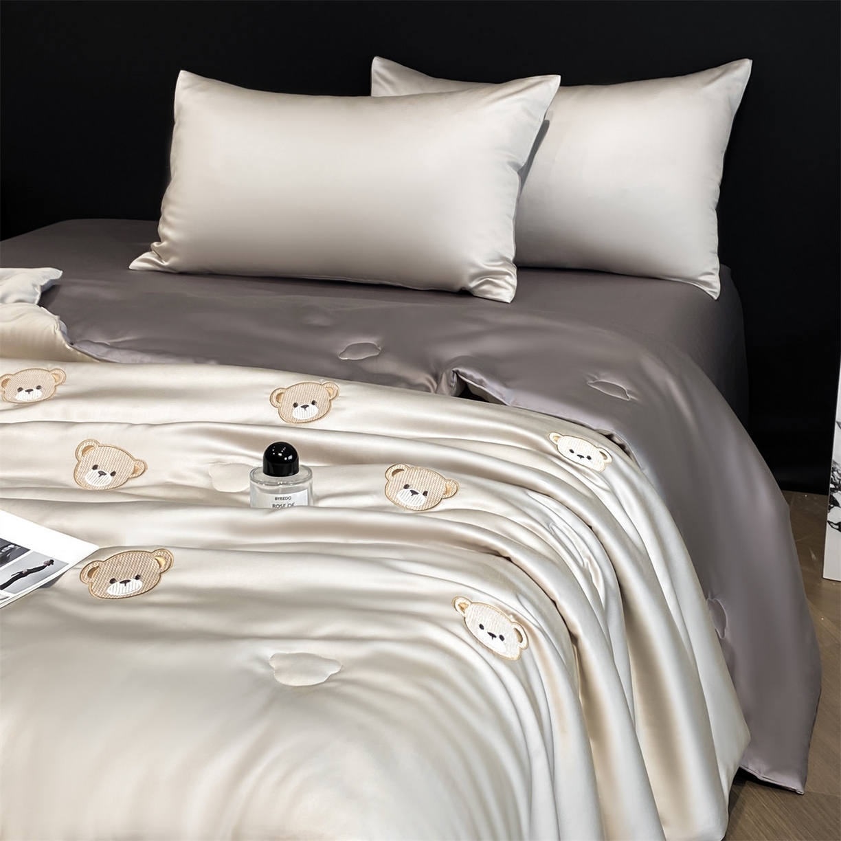 91家纺网 家纺一手货源 找家纺 无界 2026新款水洗真丝夏被-散点-贝尔 贝尔 冰川灰+中灰（小熊）