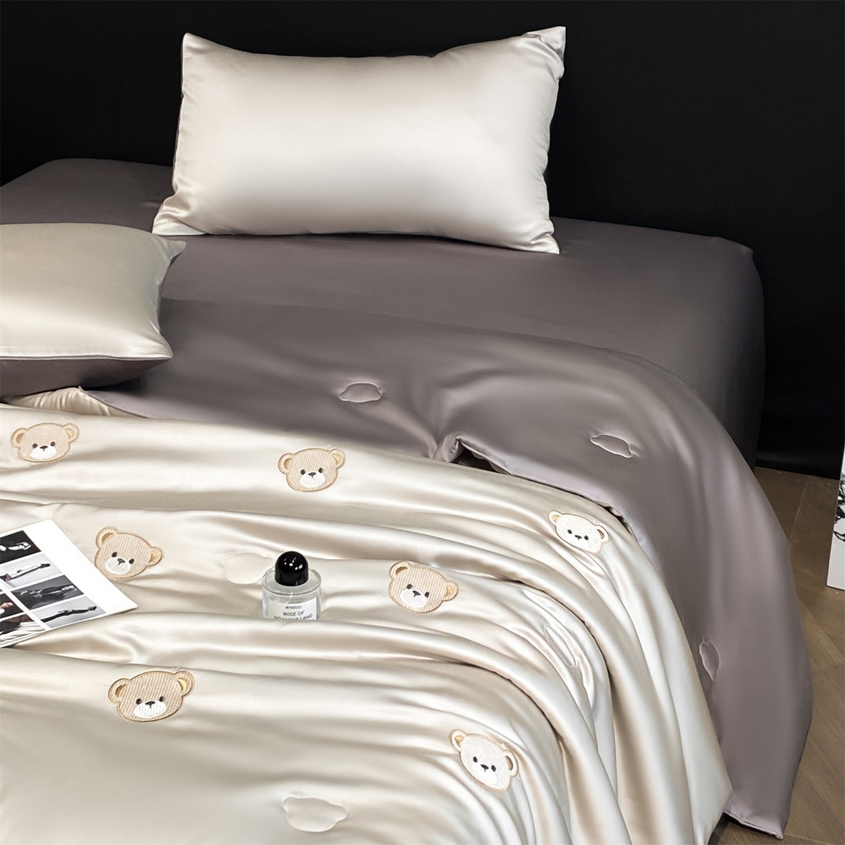 91家纺网 家纺一手货源 找家纺 无界 2026新款水洗真丝夏被-散点-贝尔 贝尔 冰川灰+中灰（小熊）