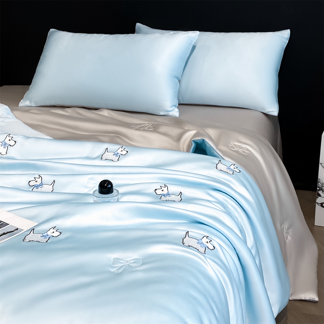 91家纺网 家纺一手货源 找家纺 无界 2026新款水洗真丝夏被-散点-贝尔 贝尔 淡海蓝+冰川灰（小狗）