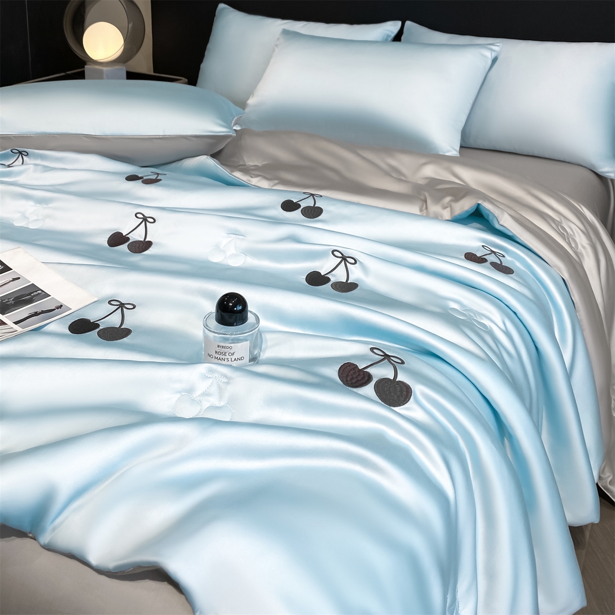 91家纺网 家纺一手货源 找家纺 无界 2026新款水洗真丝夏被-散点-贝尔 贝尔 淡海蓝+冰川灰（樱桃）