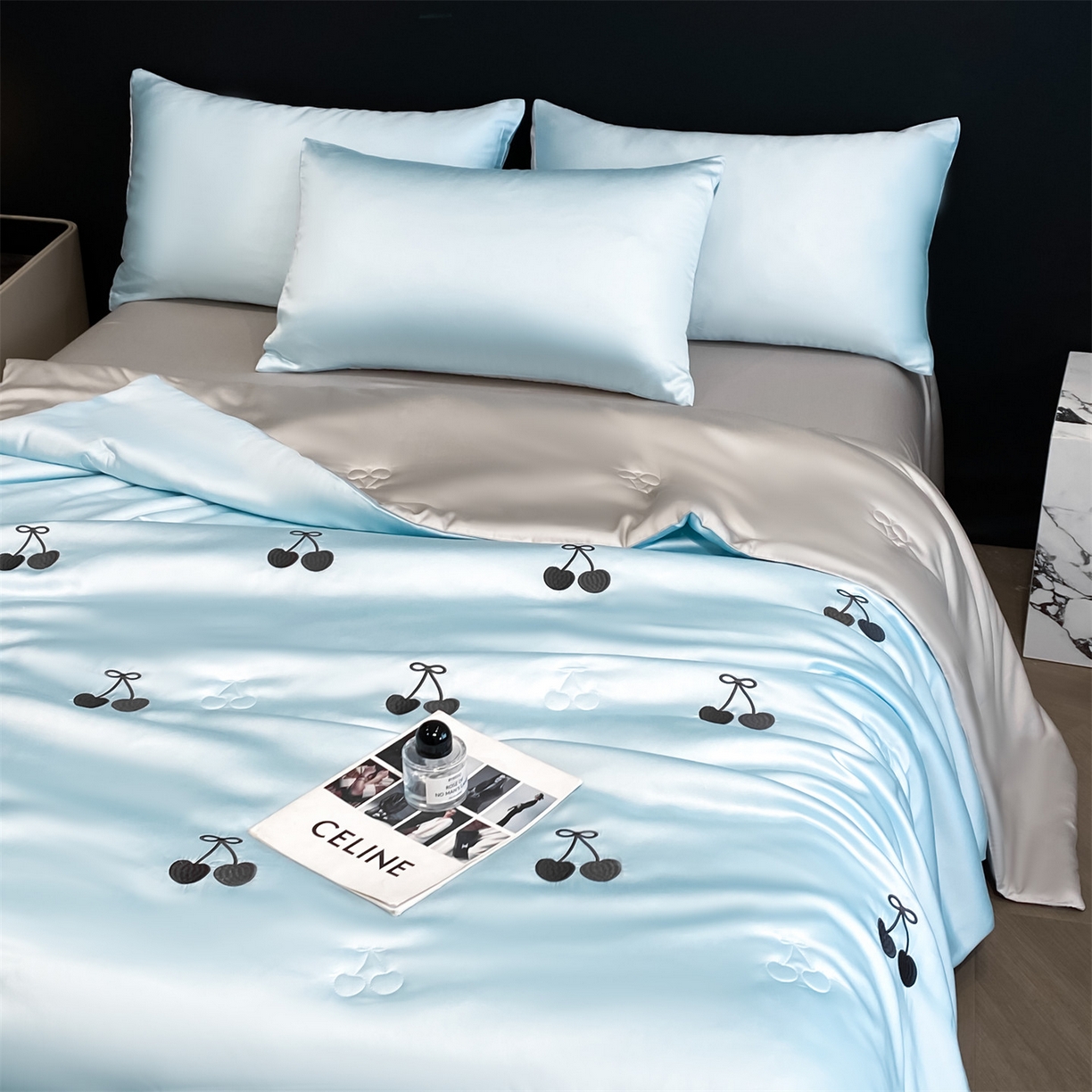 91家纺网 家纺一手货源 找家纺 无界 2026新款水洗真丝夏被-散点-贝尔 贝尔 淡海蓝+冰川灰（樱桃）