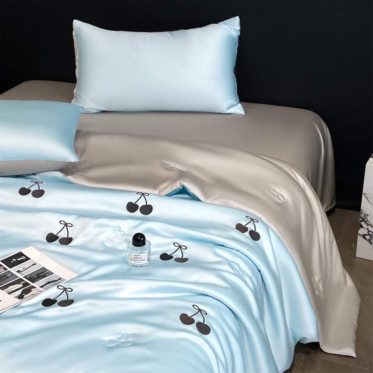 91家纺网 家纺一手货源 找家纺 无界 2026新款水洗真丝夏被-散点-贝尔 贝尔 淡海蓝+冰川灰（樱桃）