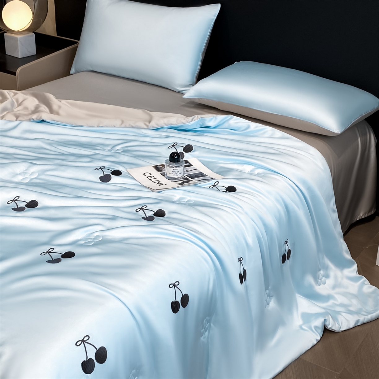 91家纺网 家纺一手货源 找家纺 无界 2026新款水洗真丝夏被-散点-贝尔 贝尔 淡海蓝+冰川灰（樱桃）