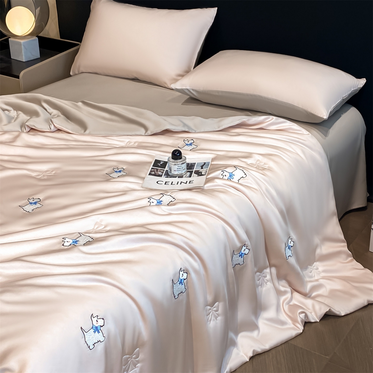 91家纺网 家纺一手货源 找家纺 无界 2026新款水洗真丝夏被-散点-贝尔 贝尔 素粉+冰川灰（小狗）