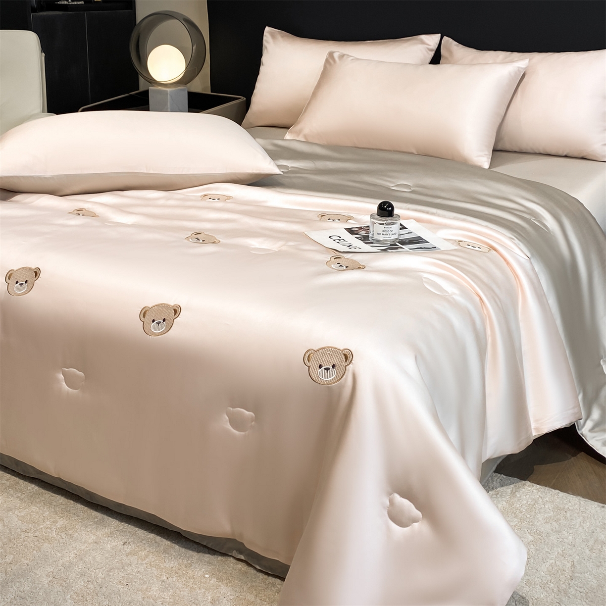 91家纺网 家纺一手货源 找家纺 无界 2026新款水洗真丝夏被-散点-贝尔 贝尔 素粉+冰川灰（小熊）