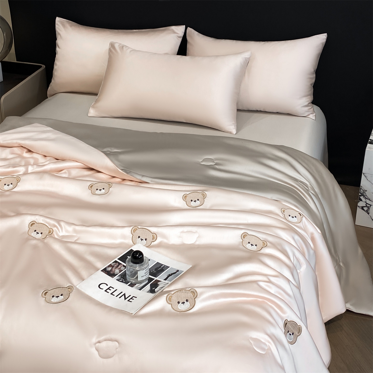 91家纺网 家纺一手货源 找家纺 无界 2026新款水洗真丝夏被-散点-贝尔 贝尔 素粉+冰川灰（小熊）