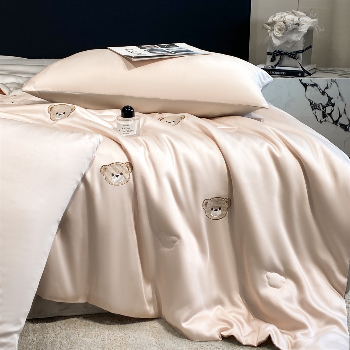 91家纺网 家纺一手货源 找家纺 无界 2026新款水洗真丝夏被-散点-贝尔 贝尔 素粉+冰川灰（小熊）