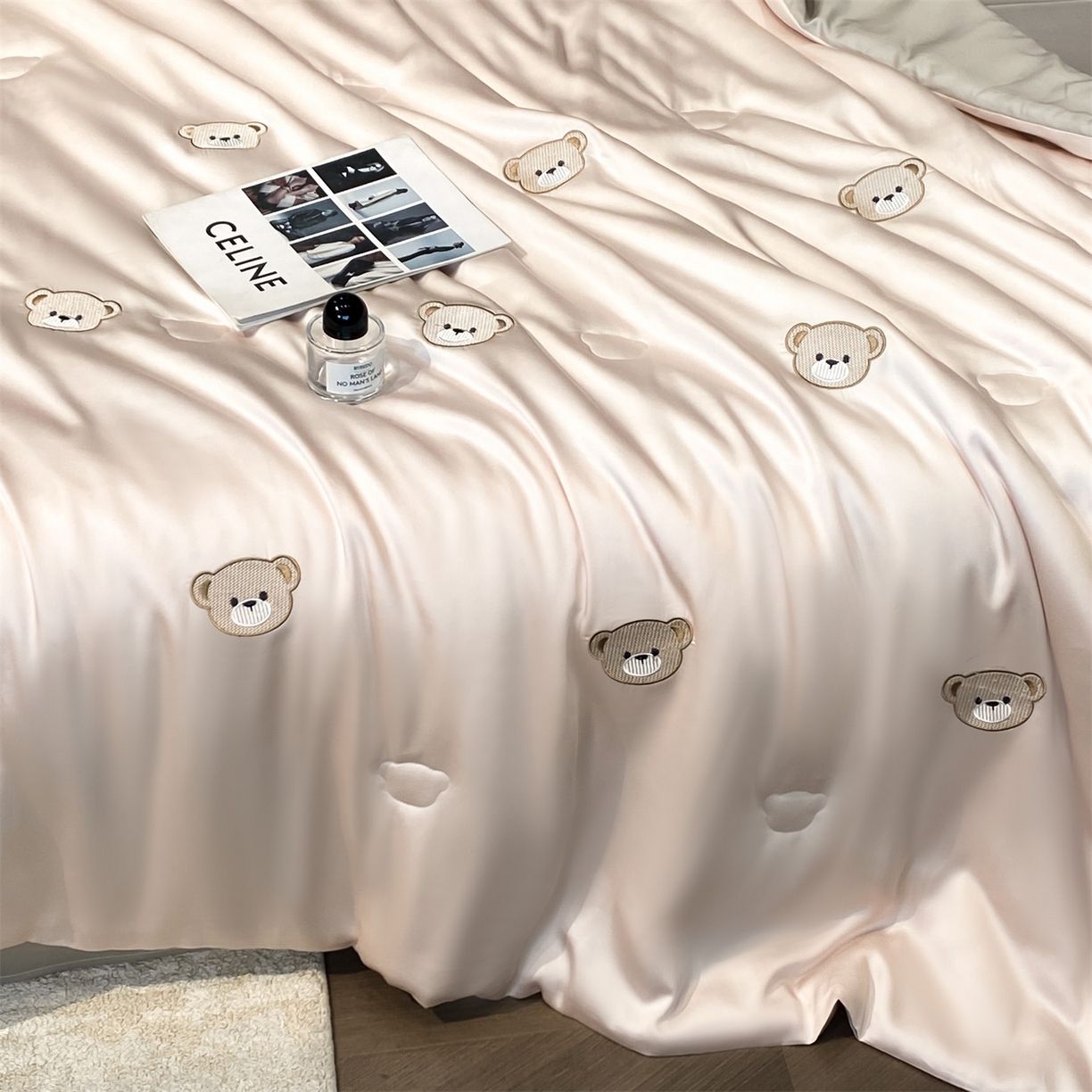 91家纺网 家纺一手货源 找家纺 无界 2026新款水洗真丝夏被-散点-贝尔 贝尔 素粉+冰川灰（小熊）
