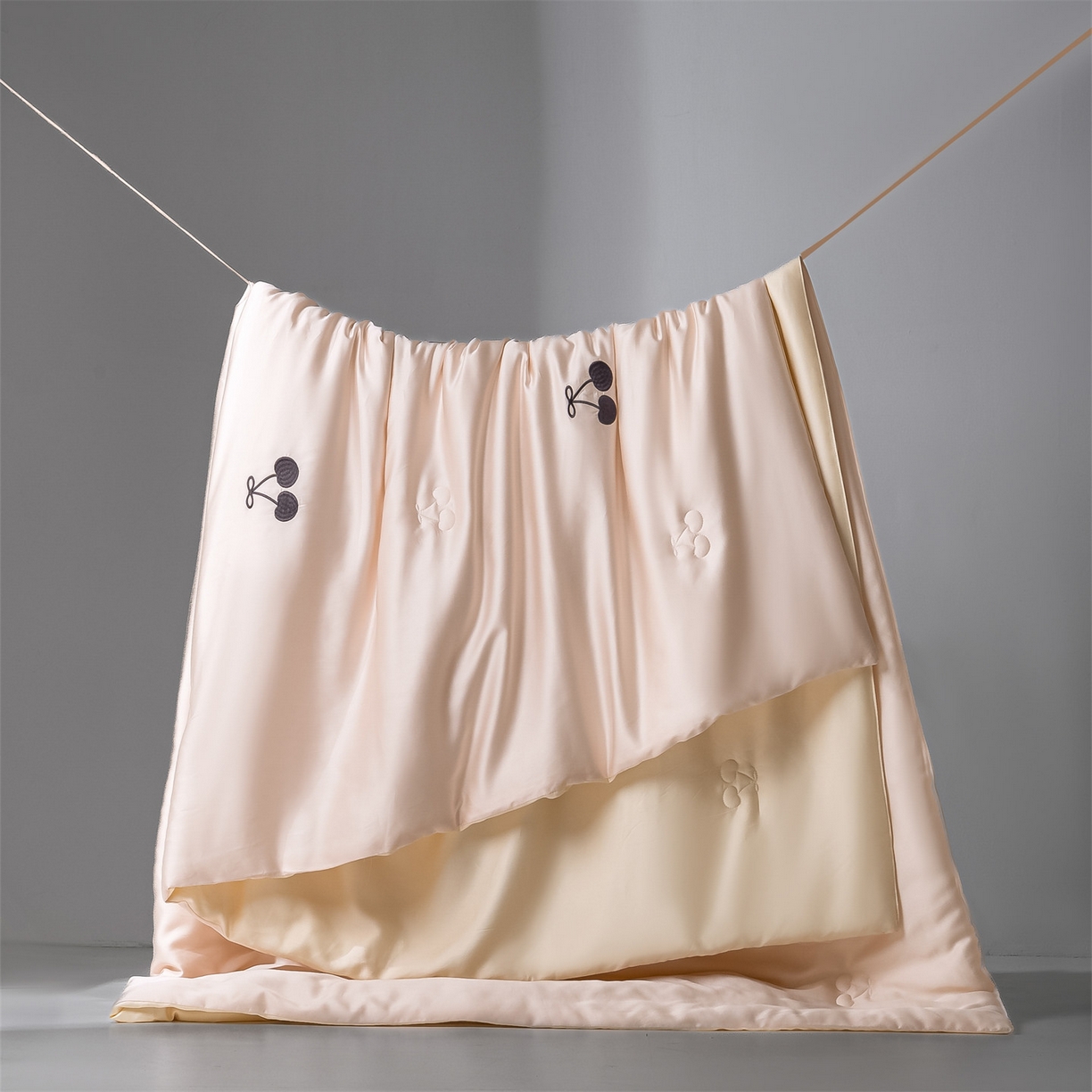 91家纺网 家纺一手货源 找家纺 无界 2026新款水洗真丝夏被-散点-贝尔 贝尔 素粉+杏白（樱桃）