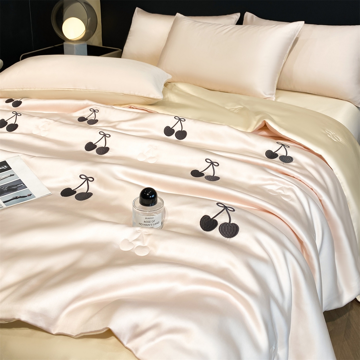 91家纺网 家纺一手货源 找家纺 无界 2026新款水洗真丝夏被-散点-贝尔 贝尔 素粉+杏白（樱桃）