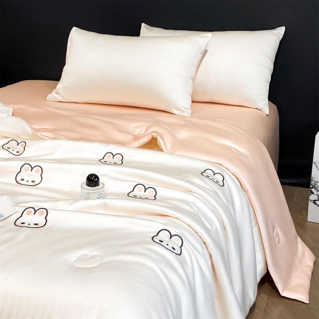 91家纺网 家纺一手货源 找家纺 无界 2026新款水洗真丝夏被-散点-贝尔 贝尔 元气白桃+半熟蜜桃（兔子）