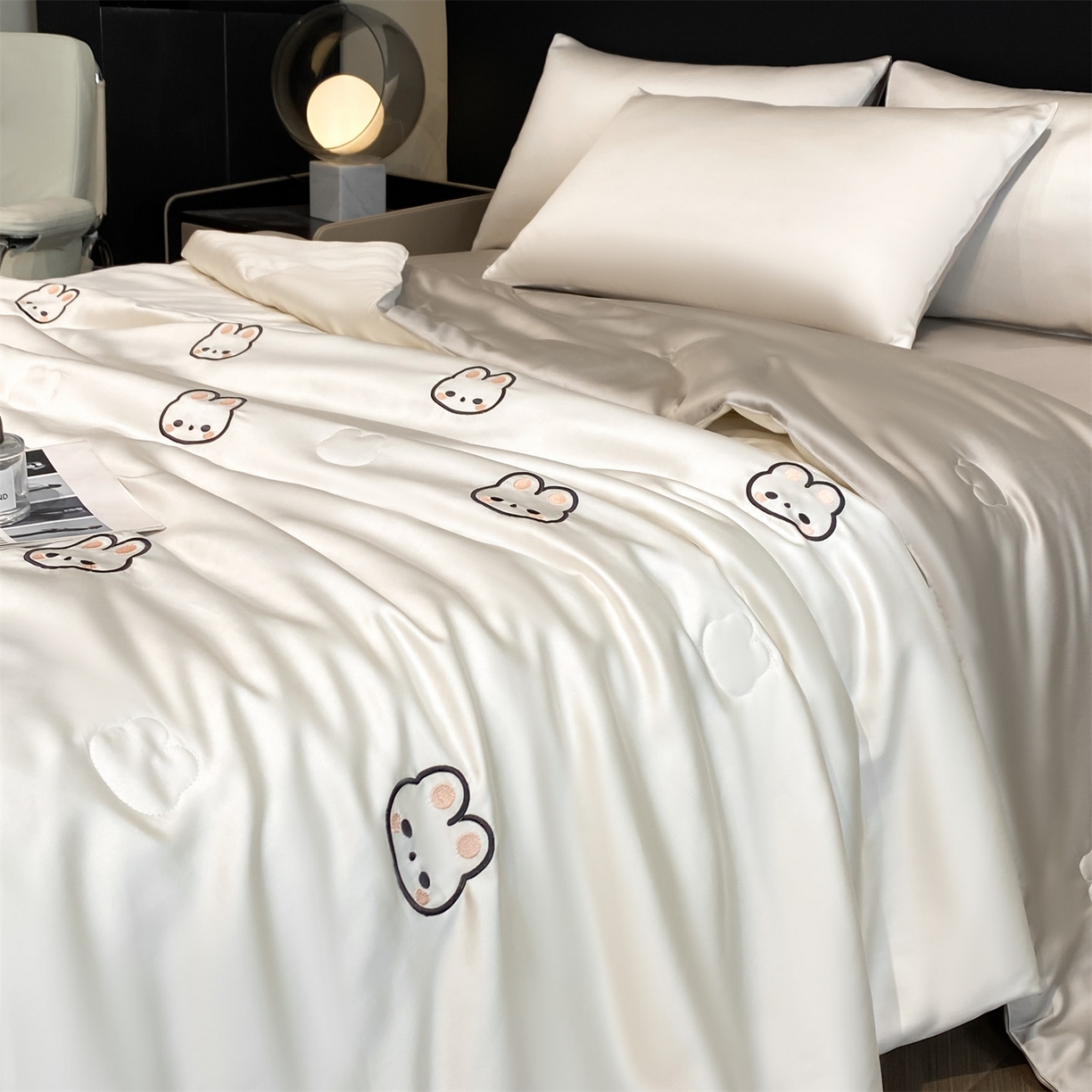 91家纺网 家纺一手货源 找家纺 无界 2026新款水洗真丝夏被-散点-贝尔 贝尔 元气白桃+冰川灰（兔子）