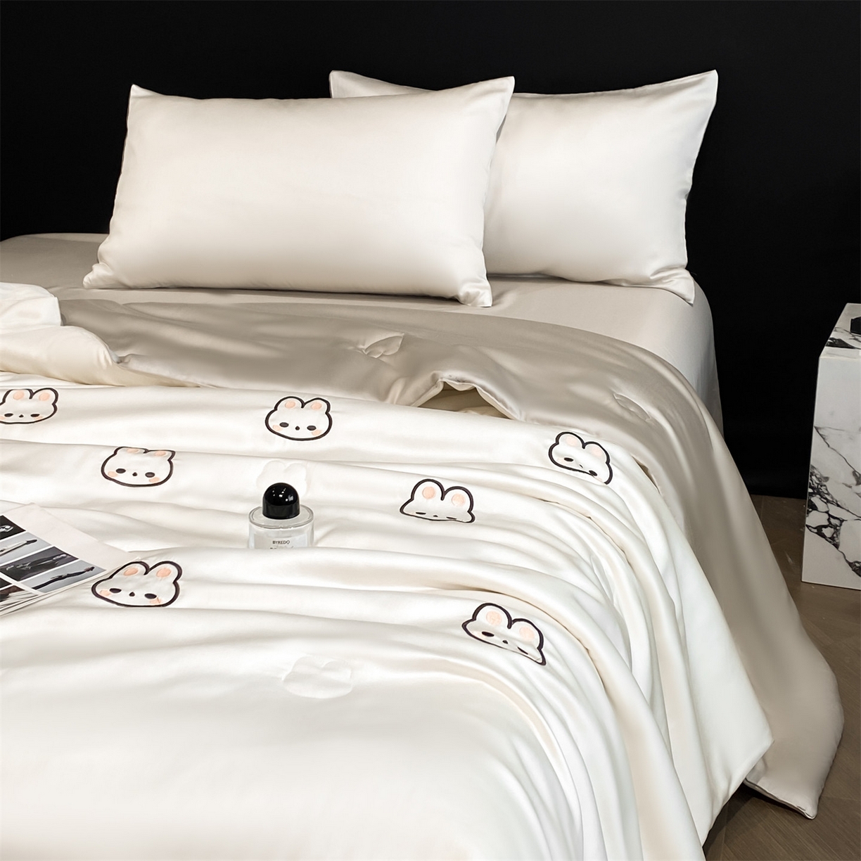 91家纺网 家纺一手货源 找家纺 无界 2026新款水洗真丝夏被-散点-贝尔 贝尔 元气白桃+冰川灰（兔子）