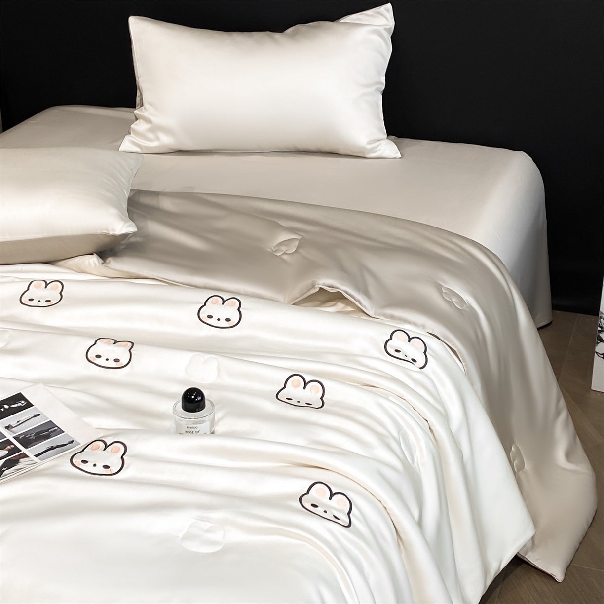 91家纺网 家纺一手货源 找家纺 无界 2026新款水洗真丝夏被-散点-贝尔 贝尔 元气白桃+冰川灰（兔子）