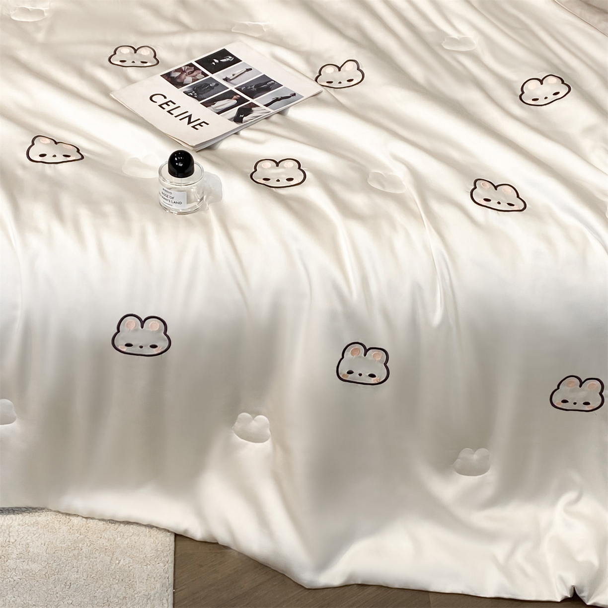 91家纺网 家纺一手货源 找家纺 无界 2026新款水洗真丝夏被-散点-贝尔 贝尔 元气白桃+冰川灰（兔子）