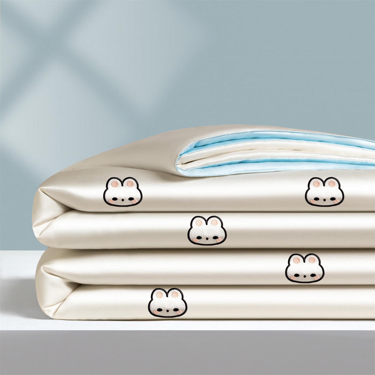 91家纺网 家纺一手货源 找家纺 无界 2026新款水洗真丝夏被-散点-贝尔 贝尔 元气白桃+淡海蓝（兔子）