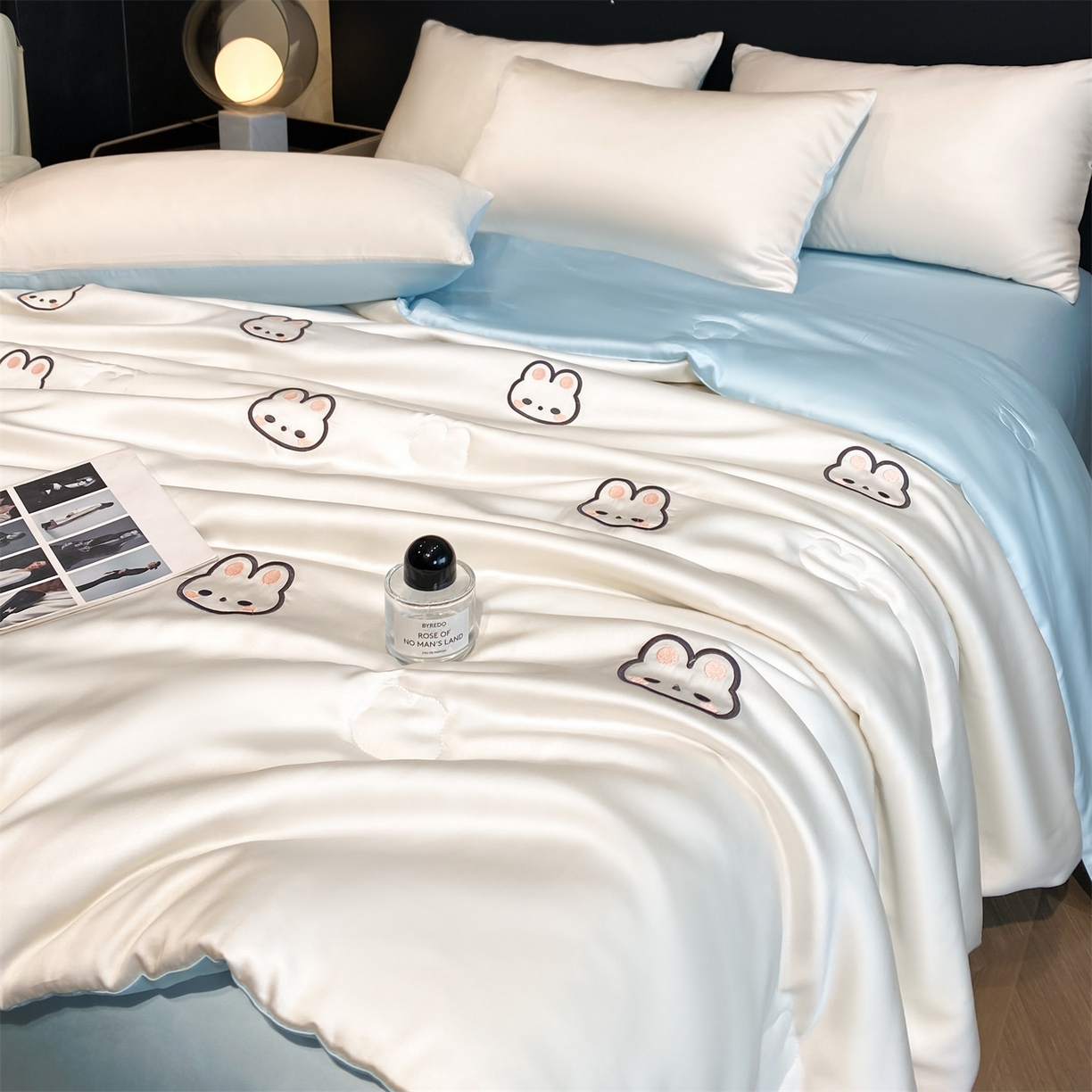91家纺网 家纺一手货源 找家纺 无界 2026新款水洗真丝夏被-散点-贝尔 贝尔 元气白桃+淡海蓝（兔子）