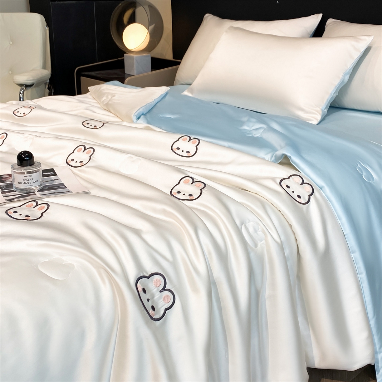 91家纺网 家纺一手货源 找家纺 无界 2026新款水洗真丝夏被-散点-贝尔 贝尔 元气白桃+淡海蓝（兔子）