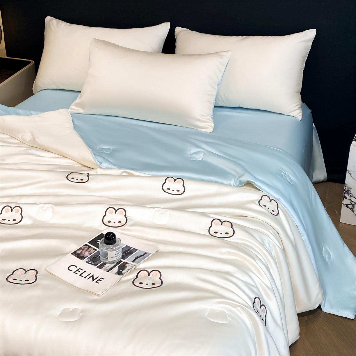 91家纺网 家纺一手货源 找家纺 无界 2026新款水洗真丝夏被-散点-贝尔 贝尔 元气白桃+淡海蓝（兔子）