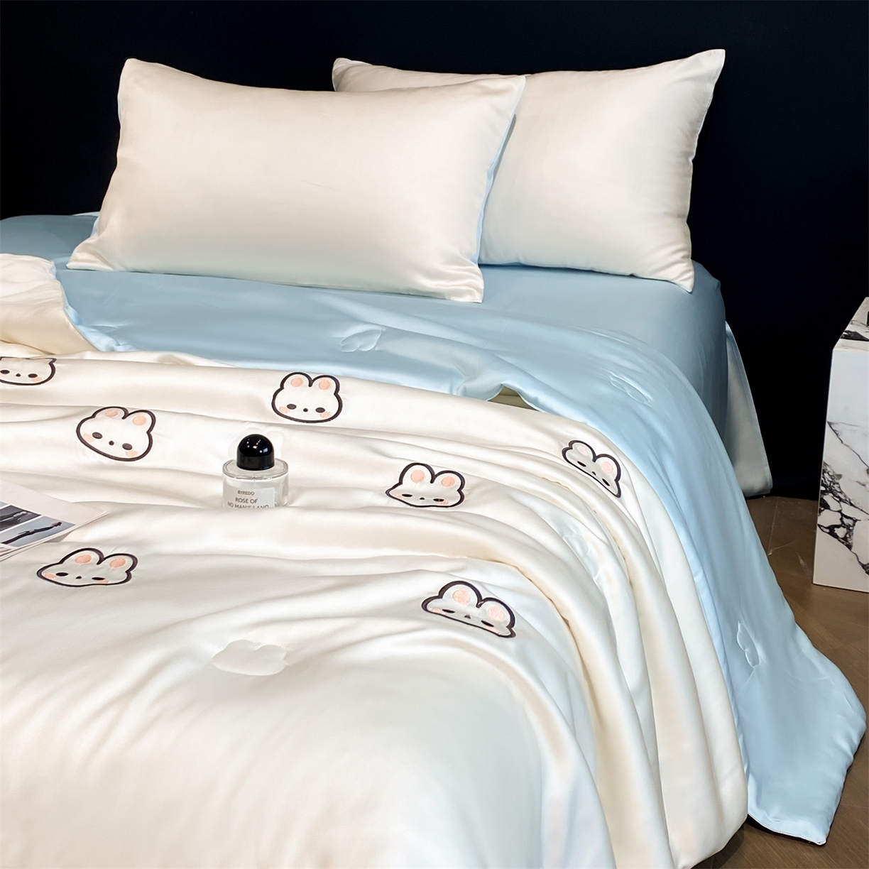 91家纺网 家纺一手货源 找家纺 无界 2026新款水洗真丝夏被-散点-贝尔 贝尔 元气白桃+淡海蓝（兔子）