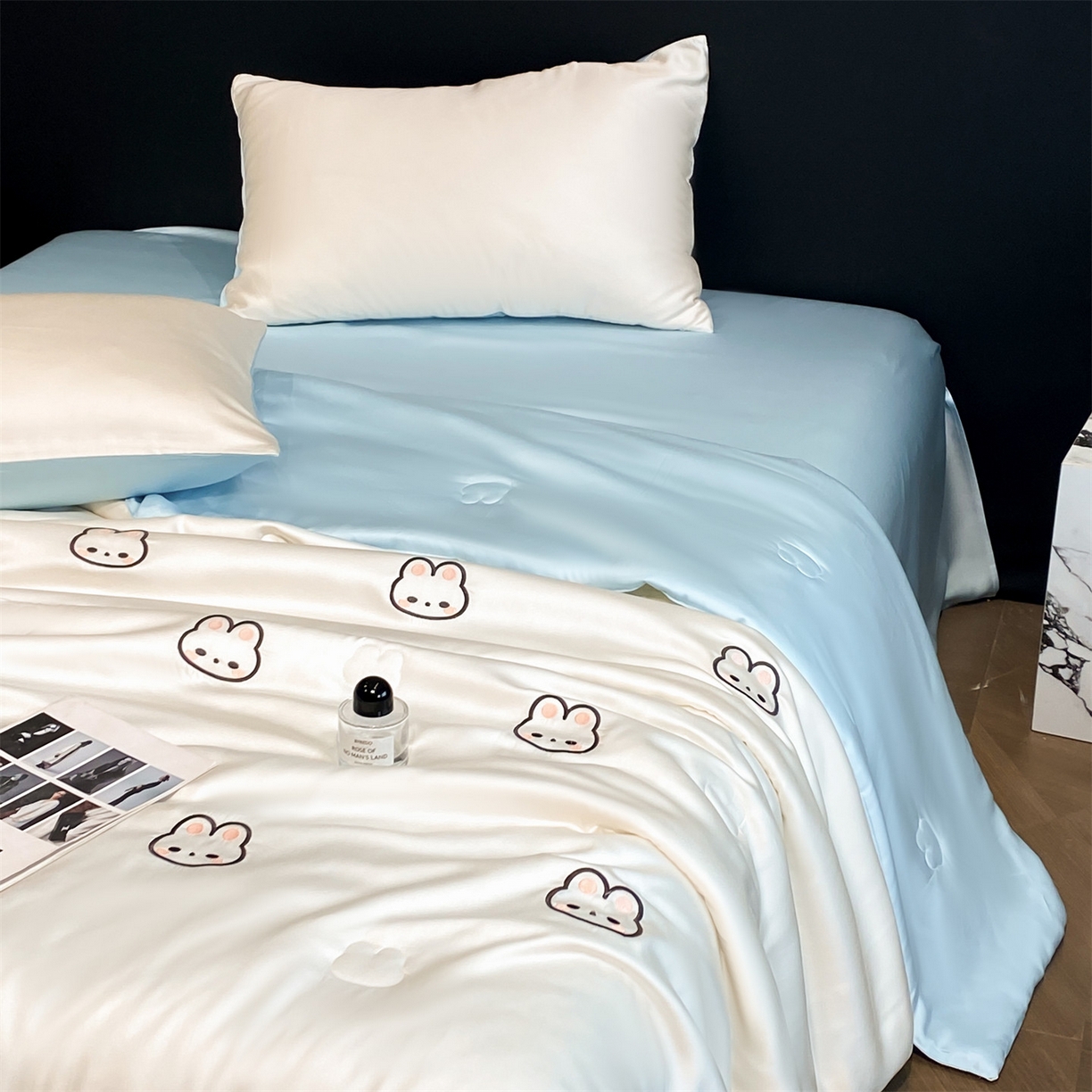 91家纺网 家纺一手货源 找家纺 无界 2026新款水洗真丝夏被-散点-贝尔 贝尔 元气白桃+淡海蓝（兔子）