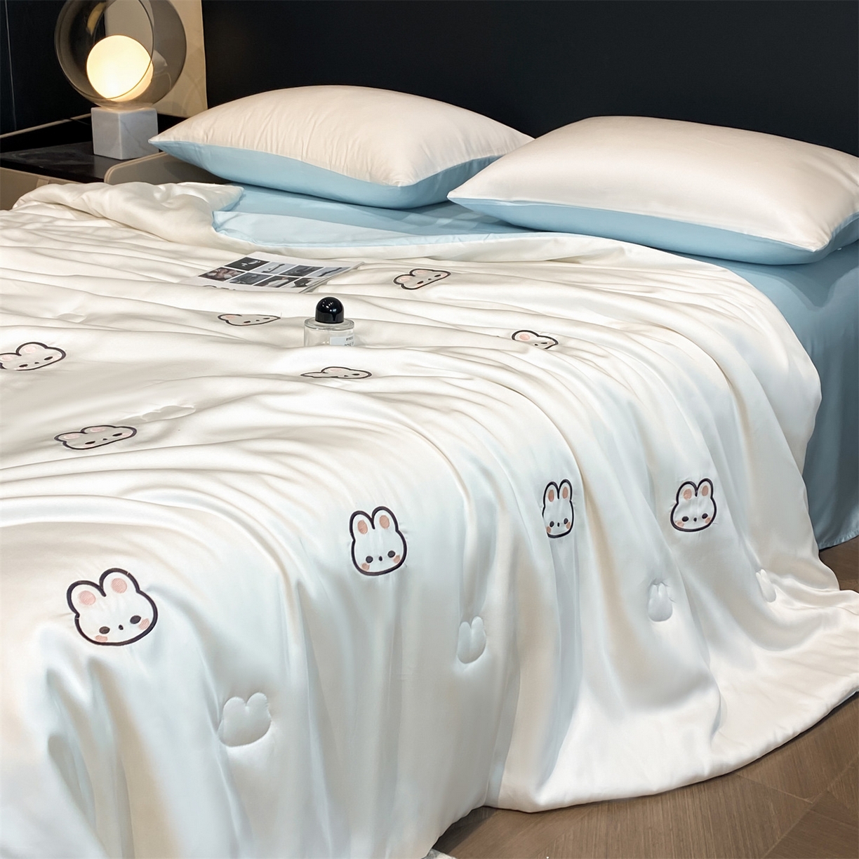 91家纺网 家纺一手货源 找家纺 无界 2026新款水洗真丝夏被-散点-贝尔 贝尔 元气白桃+淡海蓝（兔子）