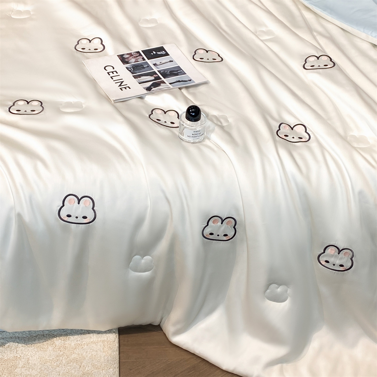 91家纺网 家纺一手货源 找家纺 无界 2026新款水洗真丝夏被-散点-贝尔 贝尔 元气白桃+淡海蓝（兔子）