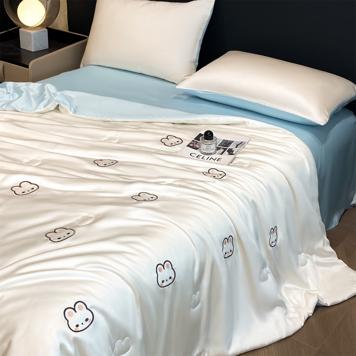 91家纺网 家纺一手货源 找家纺 无界 2026新款水洗真丝夏被-散点-贝尔 贝尔 元气白桃+淡海蓝（兔子）