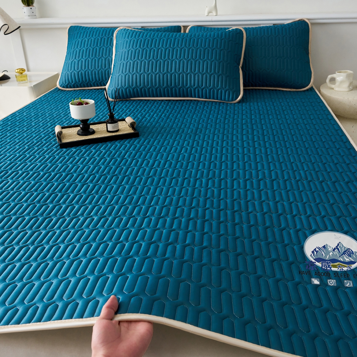 91家纺网 家纺一手货源 找家纺 （总）奇丝雅 2026夏季A类纯色乳胶凉席冰丝席家用双人冰丝凉席可机洗夏天空调席三件套-场景二